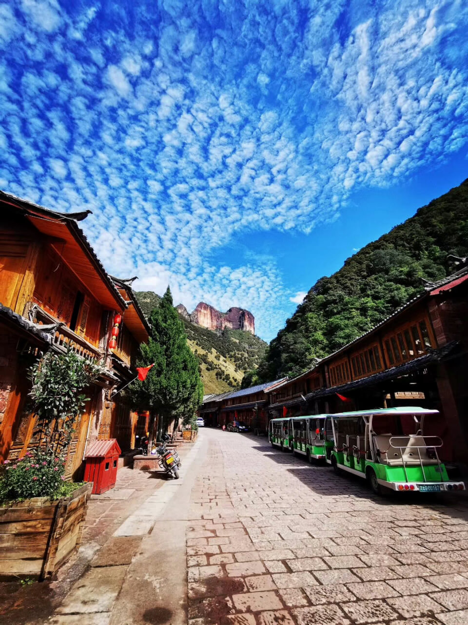 麗江戶外徒步線路,麗江戶外拓展,麗江戶外徒步,麗江企業(yè)團建,麗江老君山徒步